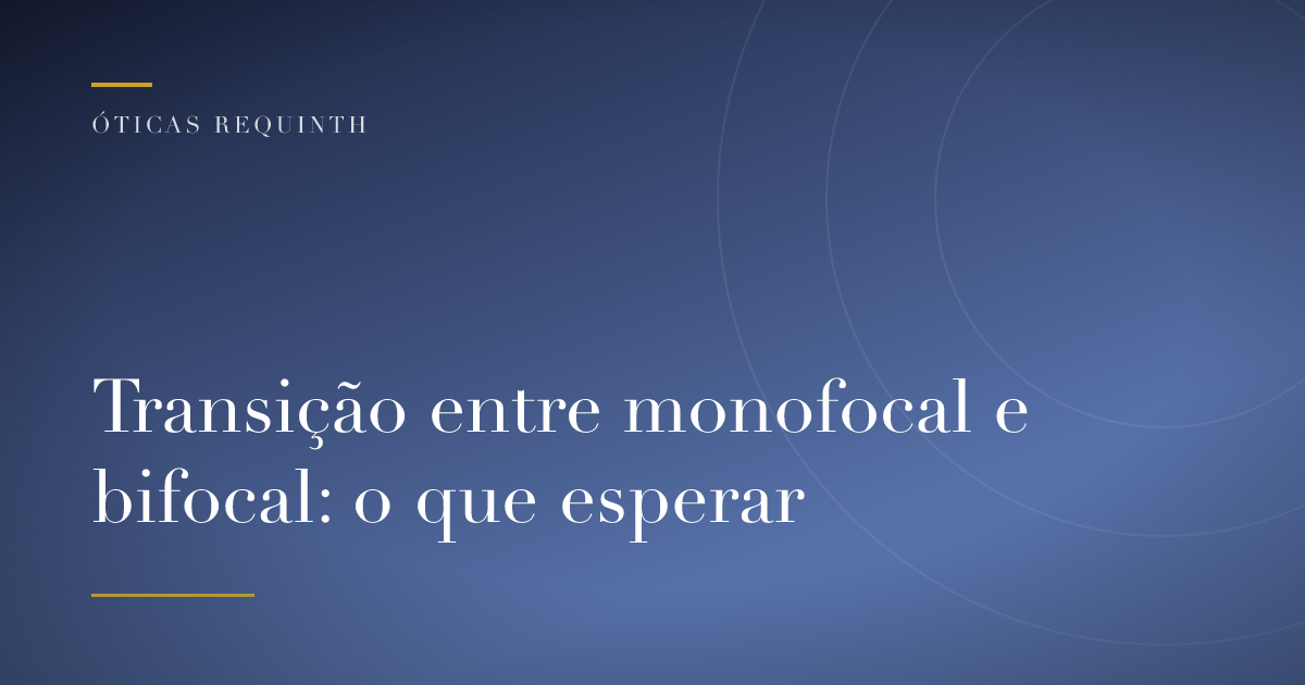 Close de um par de óculos com lente bifocal sobre uma mesa de acabamento óptico, mostrando a linha de segmentação da lente